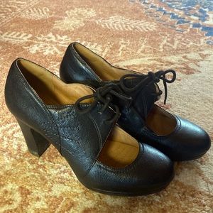 Clark’s Black Leather Heel Shoes Size 8